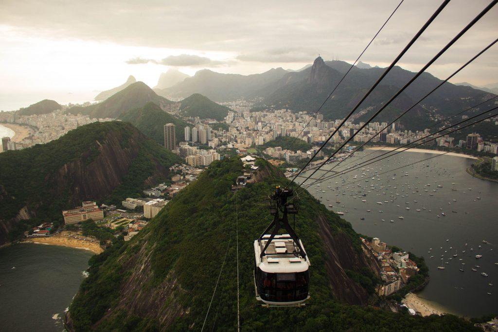 Río de Janeiro, una ciudad que combina la espectacular belleza natural con una cultura vibrante y una vida nocturna emocionante, se presenta como