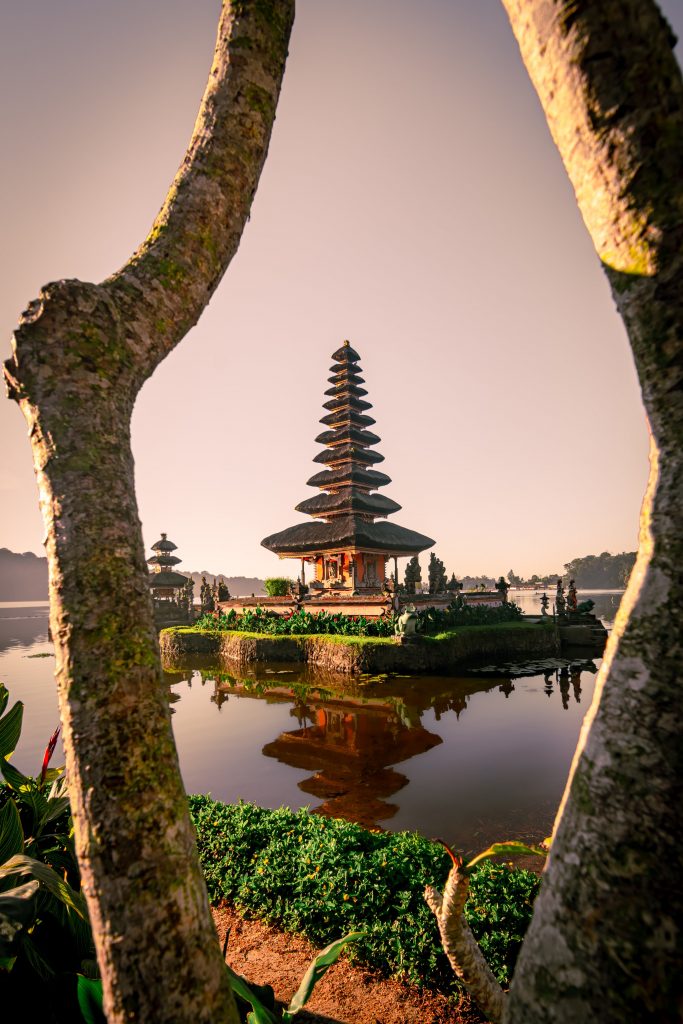 Indonesia, con su vasta riqueza cultural y arquitectónica, es un destino fascinante para aquellos que buscan sumergirse en la historia y la espiritualidad